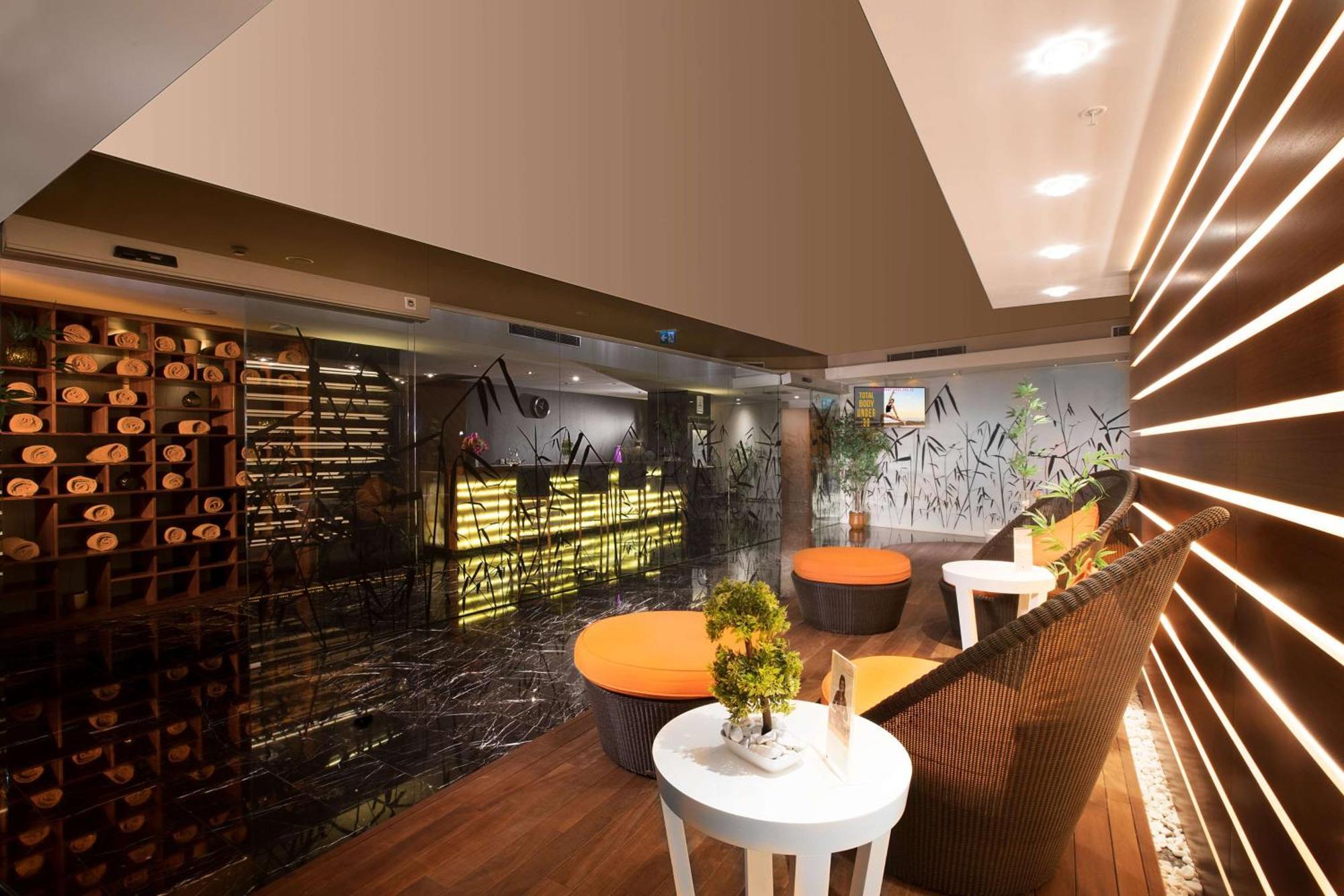 Hotel Doubletree By Hilton Istanbul - Old Town Esterno foto Wine Bar