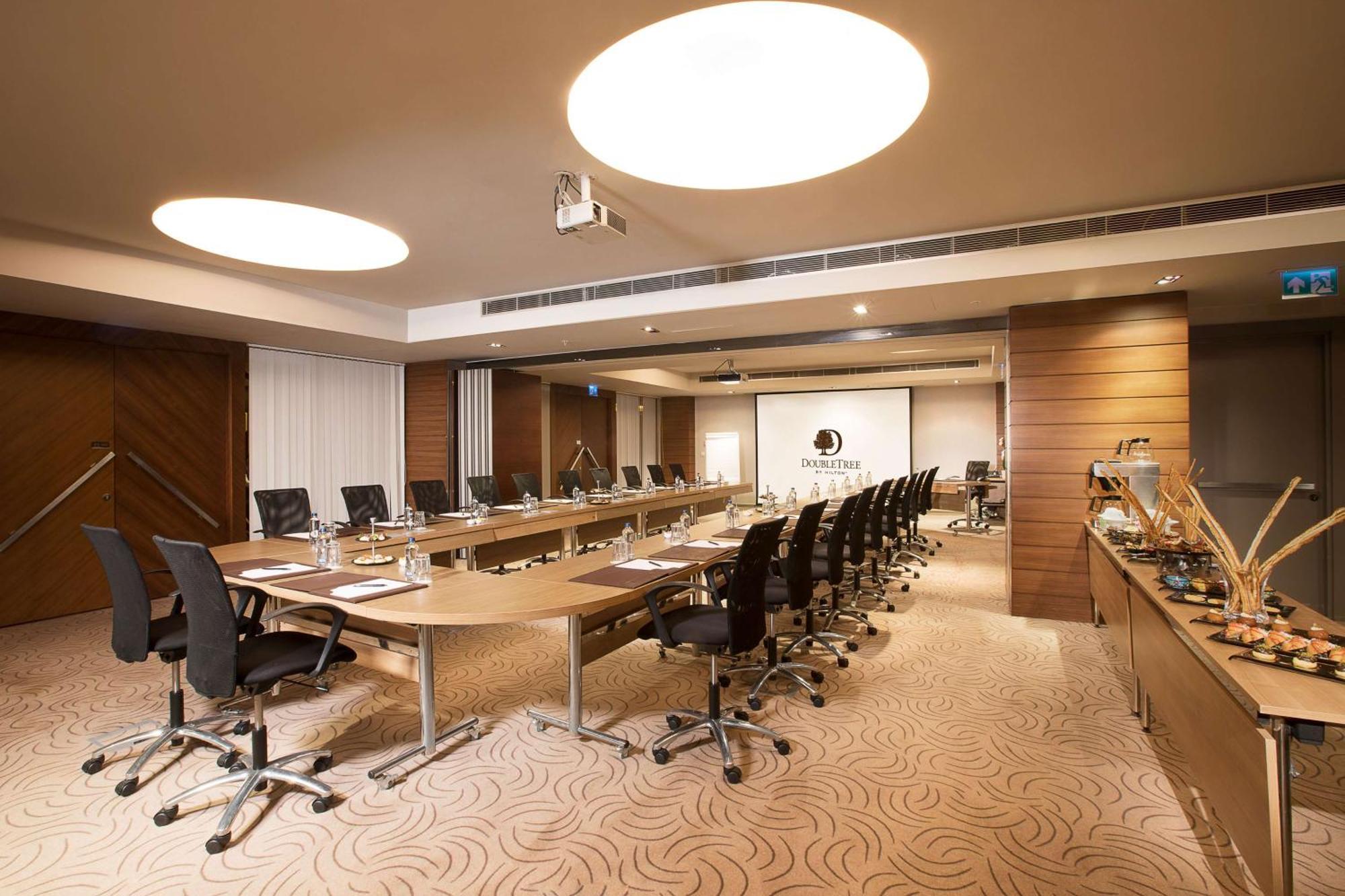 Hotel Doubletree By Hilton Istanbul - Old Town Esterno foto Meeting room
